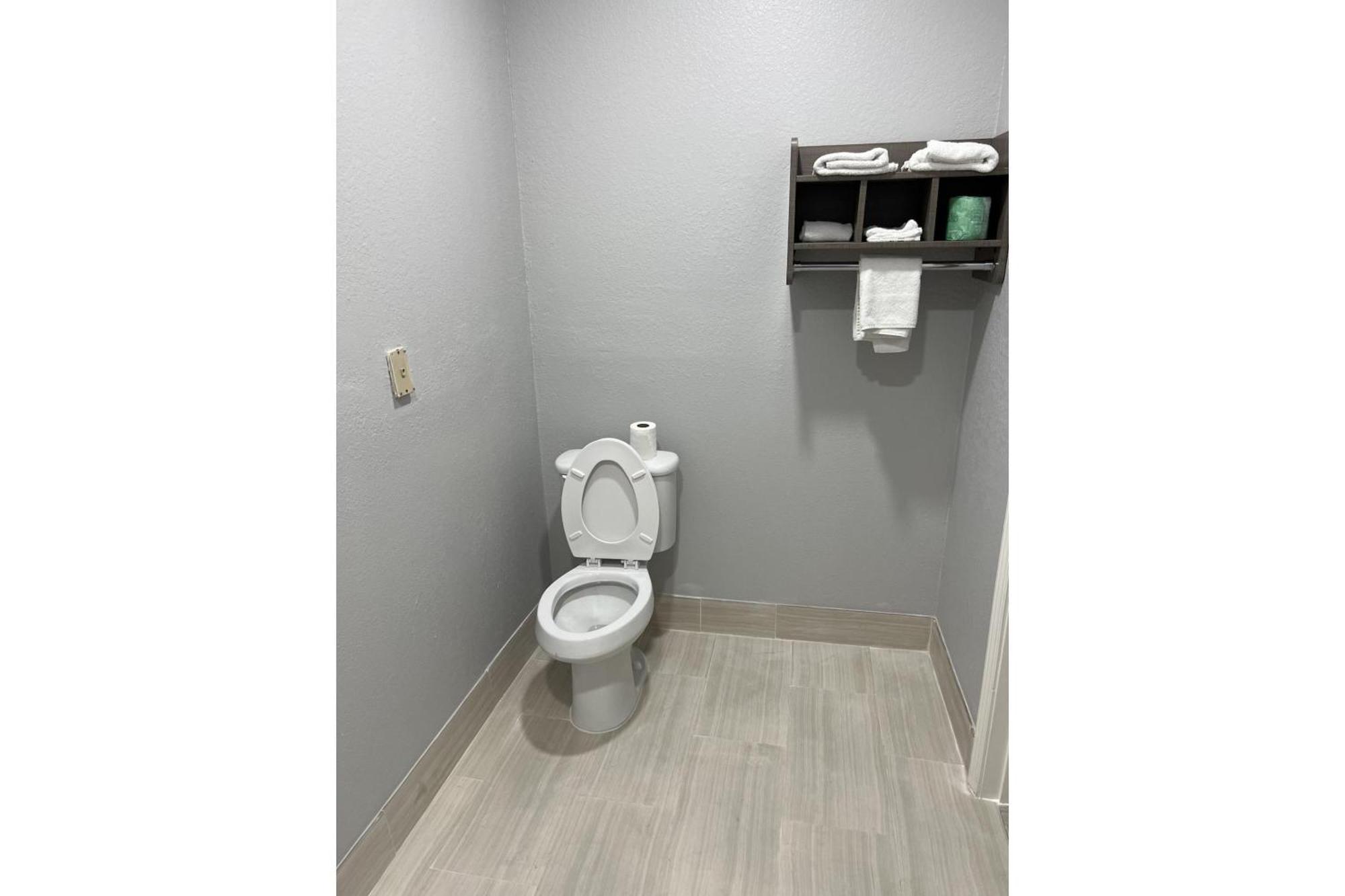 Kiwi Inn Willowbrook Hwy249 Louetta ภายนอก รูปภาพ